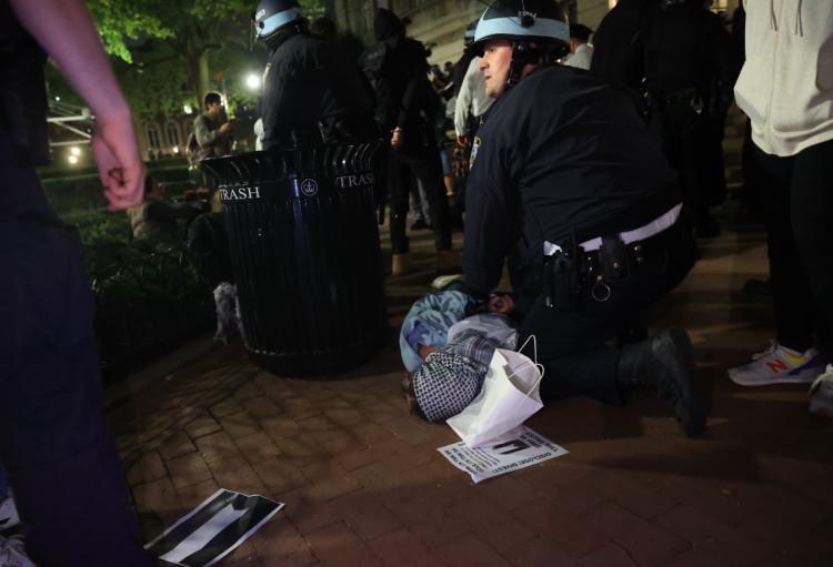 <p>New York'taki Columbia Üniversitesi kampüsüne gelen New York Polis Teşkilatı (NYPD) özel birimleri, tarihi Hamilton Hall'de protestolarına devam eden Filistin destekçisi öğrencileri gözaltına aldı.</p>
