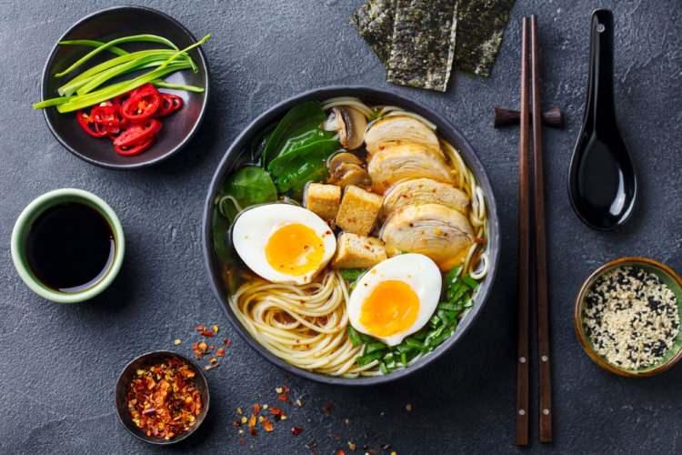 <p>Saha, <em><strong>"Çocuğundan yetişkinine kadar Japonlar her öğün dengeli besleniyor. Öğünlerini bu şekilde ayarlamaları temel besin gereksinimlerini karşılamak adına oldukça iyi bir yöntem."</strong></em> şeklinde devam etti.</p>