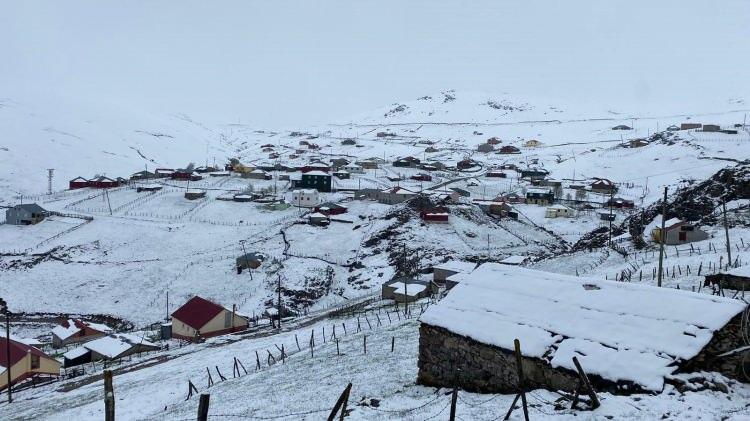 <p>Sıcaklık değişimi ile birlikte sahil kesimlerinde yaşanan yağmur yağışı yüksek kesimlerde yerini kar yağışına bırakırken, Trabzon, Rize, Gümüşhane, Giresun ve Artvin’in bin 500 metre rakımın üzerindeki yaylalarında kar yağışı görüldü.</p>
