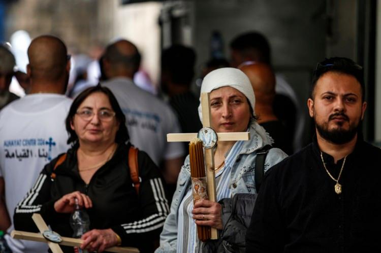 <div>Patrik Muslih, "Çocuk, kadın ve yaşlı demeden insanlarımızın öldürüldüğü vatanımız Filistin'de ve Gazze'de kanlı olaylar sebebiyle kutlama yapmıyoruz." diyerek, seyirci kalan dünya karşısında Filistinlinin artık değersiz olduğunu ve bunun kendisini eseflendirdiğini söyledi.</div>
<div> </div>
