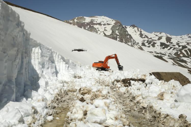 <p>Hakkari'de karayolları ekipleri, kar kalınlığının yer yer 5 metreyi bulduğu 3 bin 300 rakımlı Berçelan Yaylası'nın yolunu açmak için çalışma yürütüyor.</p>
