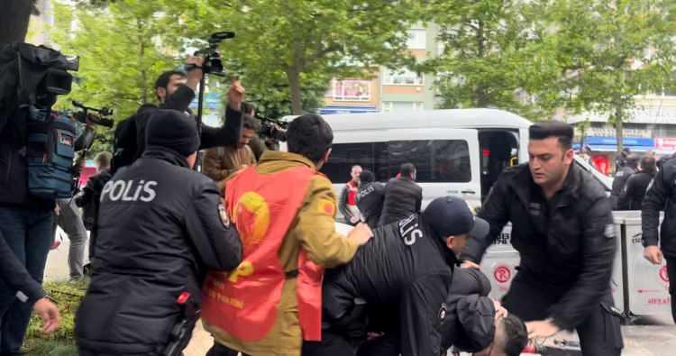 <p>Polis ekiplerinin kurduğu bariyerleri aşmaya çalışan yaklaşık 20 kişilik gruba, polis ekipleri müdahale etti. Gözaltına alınan göstericiler, polis merkezine götürüldü.</p>
