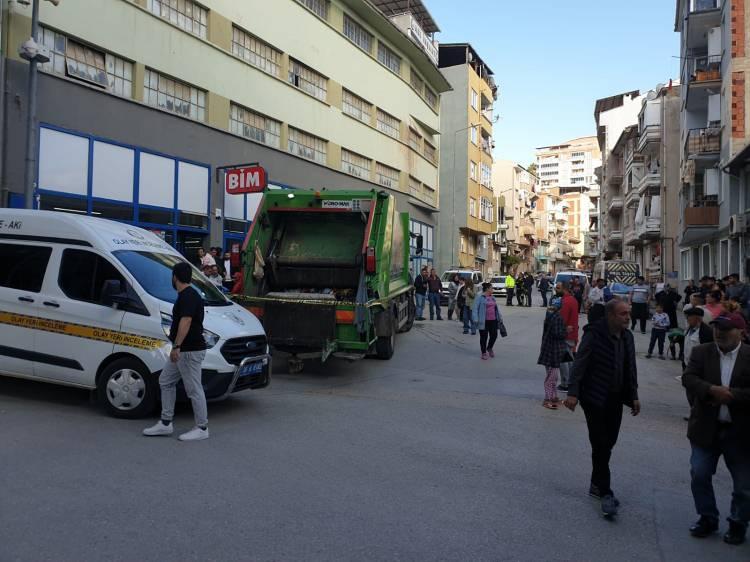 <p>Bursa'nın Gemlik ilçesinde geri manevra yapan çöp kamyonunun altında kalan 69 yaşındaki Süreyya Ersevinç yaşamını yitirdi.</p>
