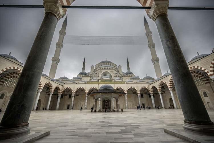 <p>Caminin ön hazırlıkları, mimari proje yarışması ve inşaat aşamalarını anlatan Külünk, 60 aylık aktif çalışma süresi sonrası 3 Mayıs 2019'da Cumhurbaşkanı Erdoğan, İslam ülkeleri ve Türkiye'den davetliler ile vatandaşların katılımıyla resmi açılışı gerçekleştirdiklerini hatırlattı.</p>

<p> </p>
