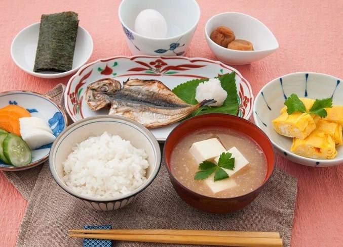 <p>Bu komplo teorisine karşı ise Güney Kore ve Japonya gibi Uzak Doğu ülkelerinin beslenme alışkanlıkları örnek gösterildi.</p>
