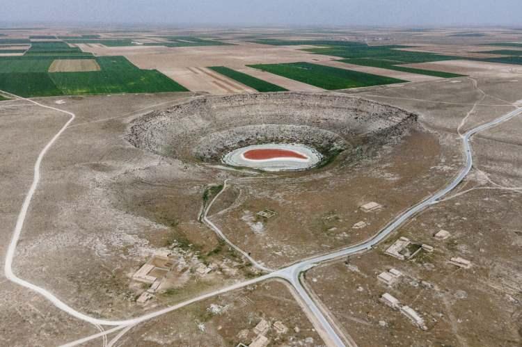 <p>Karstik bir yapıya sahip olan göl, sudaki tuz oranının artması sonucunda çoğalan bakterilerin oluşturduğu kızıl renk ile görenlerin ilgisini çekiyor.</p>
