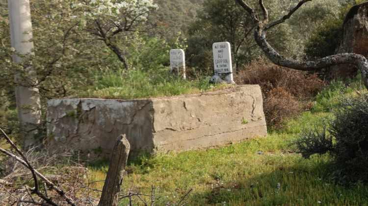 <p>Çine'ye bağlı Soğukoluk, Kabataş ve çevresinde bulunan köylerde ölenlerin büyük çoğunluğu mezarlıklar yerine kendilerine ait bahçelerde defnediliyor.</p>
