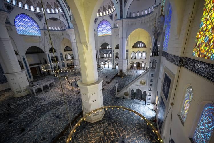 <p>Türk-İslam tarihine ve manevi kimliğine ışık tutan seçkin eserler, dijital uygulamalarla zenginleştirilen 15 tematik bölümde sanatseverlerle buluşturuluyor.</p>

<p> </p>
