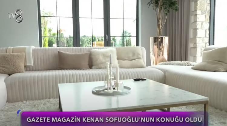 <p><span style="color:#800080"><strong>SADE VE ŞIK</strong></span></p>
<p>Evin salonu beyaz tonlarla dekore edilmiş.</p>