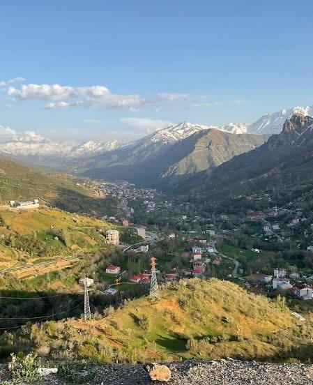 <p>İstanbul Üniversitesi-Cerrahpaşa Jeoloji Mühendisliği Bölümünden araştırmacılar Şemdinli-Yüksekova fay hattını inceledi. İstanbul Üniversitesi-Cerrahpaşa Jeoloji Mühendisliği Bölümü Başkanı Prof. Dr. Hüseyin Öztürk, Prof. Dr. Nurullah Hanilçi ve ekibi fay hattının geçtiği yerleşim yerlerine gitti</p>
