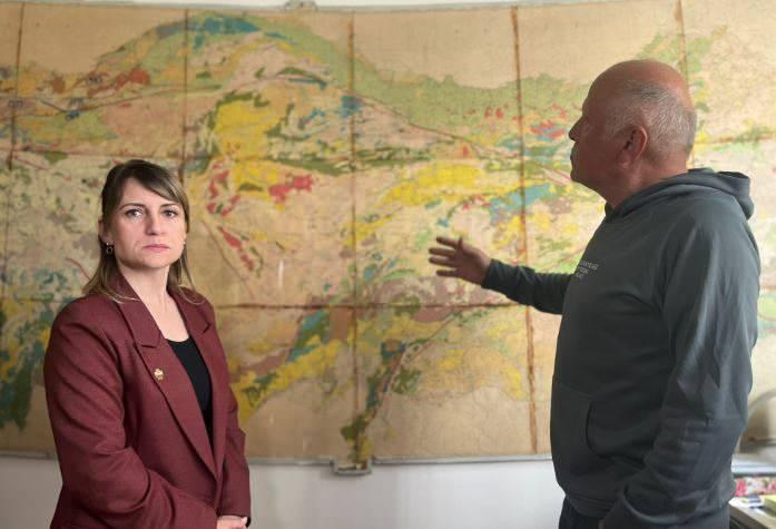 <p>"BÜYÜK KIRILDIĞI ZAMAN 7'LİK DEPREM ÜRETME POTANSİYELİ OLAN BİR FAY"</p>

<p>Prof. Dr. Öztürk, Şemdinli-Yüksekova fayının deprem üretme riskini de açıklayarak, "Şemdinli-Yüksekova fayı burada. Yüksekova düzlüğünü görüyorsunuz, burada güneyini sınırlıyor, Şemdinli'den devam ediyor, Irak'a doğru uzanan bir fay. Yaklaşık 100 kilometre boyunda bir fay. Büyük kırıldığı zaman 7'lik deprem üretme potansiyeli olan bir fay. Yalnız Şemdinli'de zemin yapısı daha iyiydi. Şemdinli sağlam zemine kurulmuş ama Yüksekova'da zemini daha sıvı. Olası bir depremde Yüksekova'nın Şemdinli'den daha fazla etkilenmesi yüksek olacak" diye konuştu.</p>
