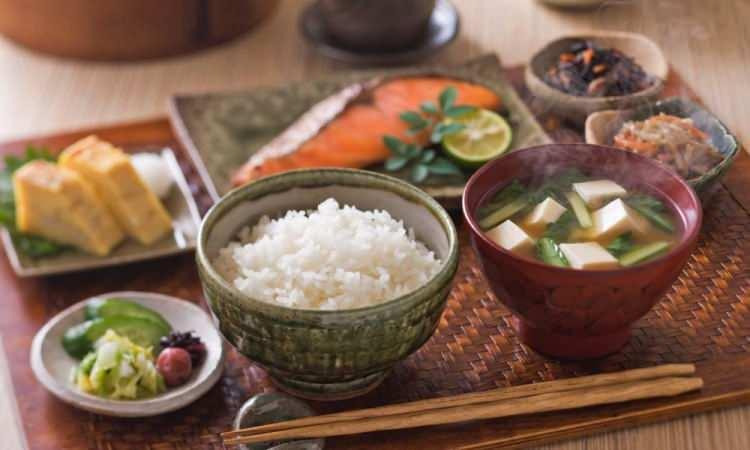 <p>Çeşitli sosyal medya platformlarında Japon çocukların kahvaltıda 6 öğün yediği iddia edilerek bu iddia sağlıklı beslenme adına örnek olarak gösterildi.</p>
