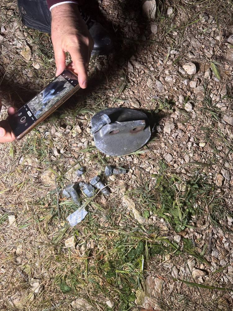 <p>Bilirkişi raporunda en dikkat çeken kısım ise; kazanın meydana geldiği direkteki civataların günler öncesinde bakım yapıldığı belirtilmesine rağmen hiçbirinin sıkı olmaması oldu. </p>