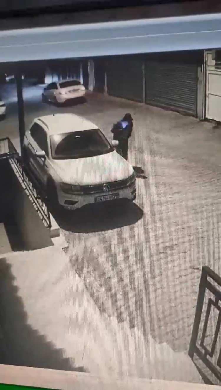 <p>Polis olay yerini gören güvenlik kameralarını incelediğinde katilin izini buldu. Güvenlik kamera görüntülerinde yolda sendeleyerek yürüyen Yıldıray Koç’un peşinden şüphelinin karanlık sokağa girdiği ve bir süre sonra koşarak uzaklaştığı görülüyor.</p>
