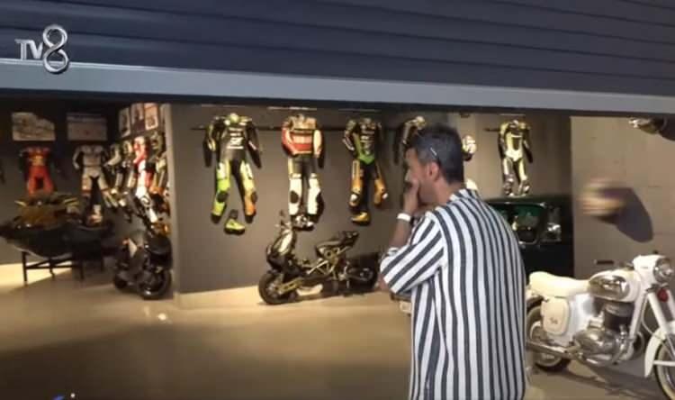 <p>Evin garajı adeta bir araç müzesi gibi. Garajın duvarlarında yarışlarda kullandığı kask ve tulumlar sergilenmiş.</p>
