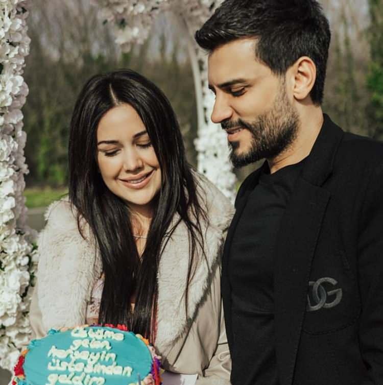 <p>Ara kararını a&ccedil;ıklayan mahkeme, yakalama kararlarının ve tutuklu sanıkların tutukluluk halinin devamına karar vermişti. Dosyanın İstanbul 41. Ağır Ceza Mahkemesi&rsquo;ndeki dosya ile birleştirilmesine h&uuml;kmedilerek duruşma ertelendi.&nbsp;</p>
