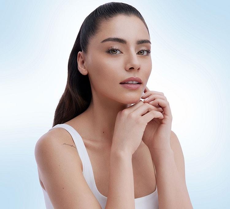 <p><span style="color:#B22222"><strong>HANDE ERÇEL'İ TAHTINDAN ETTİ!</strong></span></p>
<p>Şimdilerde Kızılcık Şerbeti dizisindeki Doğa rolüyle akıllarda yer alan <strong>Sıla Türkoğlu</strong> ise listenin <strong>33.</strong> sırasında yer alarak Hande Erçel'i tahtından etti.</p>