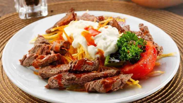 <p>Muğla yöresine özgü Çökertme Kebabı, Taste Atlas'ın en iyi dana etiyle yapılan yemekler listesinde de 3. sırada yer almıştı.</p>