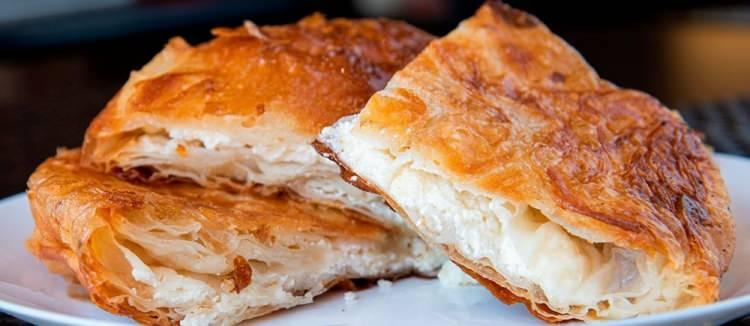 <p><strong>10. Burek sa sirom</strong></p>
<p><strong>Sırbistan</strong></p>