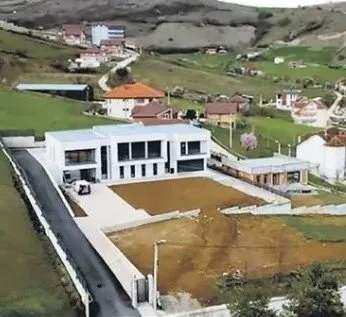 <p>Dağlık bölgede aldığı büyük arazideki evin son durumu Sırp basınında da yer aldı ve ünlü şarkıcının eve 30 milyon lira harcamayı planladığı iddia edildi.</p>