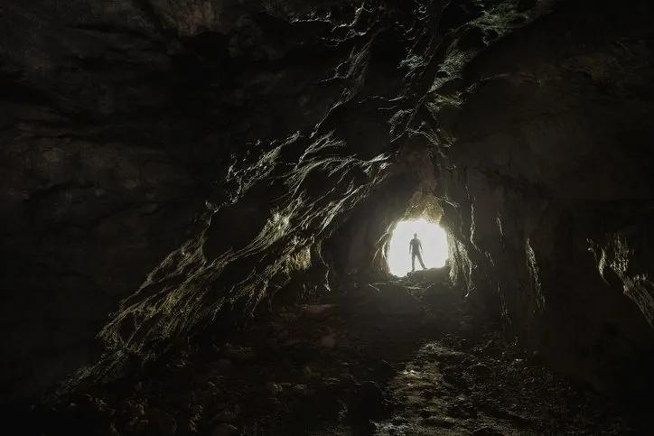 <p>Bir bilimsel deneyde, gün ışığının, saatlerin, saatlerin veya dış dünyayla herhangi bir temasın olmamasının zamana bakış açılarını nasıl değiştireceğini görmek için 15 kişi güneybatı Fransa'daki bir mağarada 40 gün boyunca yeraltında yaşadı.</p>
