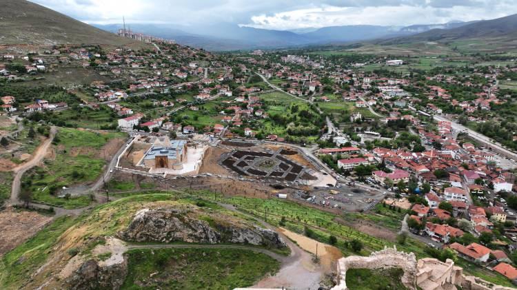 <p>Yerli ve yabancı turistlerin uğrak mekanı, Anadolu erken dönem mimarisinin seçkin örneklerinden Divriği Ulu Camii ve Darüşşifası, taş bezemeleri, 3 boyutlu geometrik stilleri, mimari özellikleri ve manevi havasıyla "şaheser" olarak nitelendiriliyor.</p>
