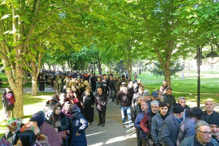 <p>Mimarsinan Parkı'nda belediye tarafından dağıtılan domates fidelerinden almak i&ccedil;in vatandaşlar sabahın erken saatlerinde sıraya girdi. 550 bin domates fidesinin dağıtıldığı etkinlikte, sıraya giren yaklaşık 5 bin kişi, bir kilometrelik kuyruk oluşturdu.&nbsp;</p>
