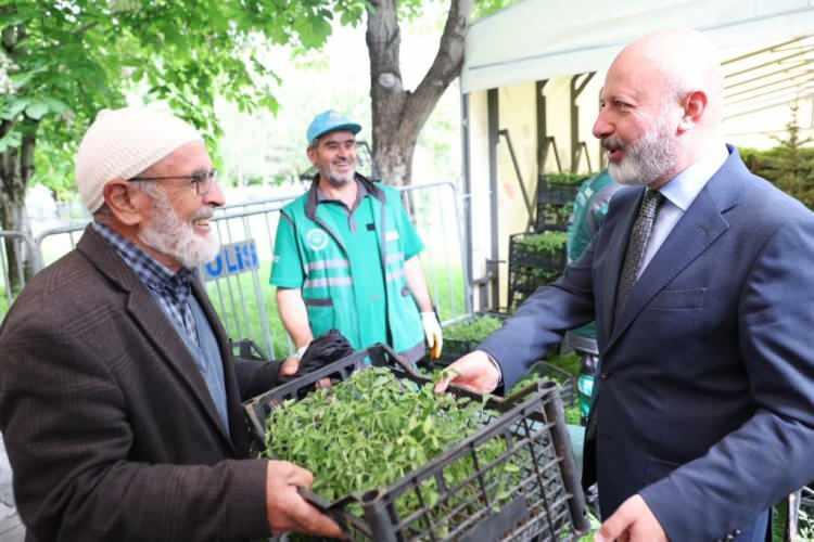 <p>Yerli tohumlardan yetişen &uuml;r&uuml;nlerin hem toplumun hem de gelecek nesillerin sağlığını koruma a&ccedil;ısından &ccedil;ok değerli olduğunu s&ouml;yleyen Kocasinan Belediye Başkanı Ahmet &Ccedil;olakbayrakdar, &ldquo;Kocasinan Belediyesi olarak d&uuml;zenlediğimiz geleneksel domates fidesi etkinliğine vatandaşlarımız, her yıl olduğu gibi bu yıl da yoğun ilgi g&ouml;sterdi.&nbsp;</p>
