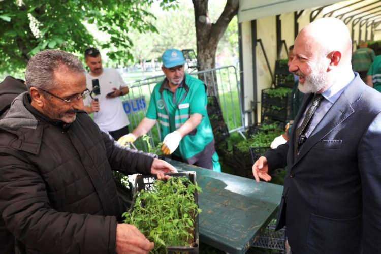 <p>Bu domates fidelerini dağıtmamızın en &ouml;nemli nedeni, vatandaşlarımızın sağlığıdır. Vatandaşlarımızın sağlıklı besine ve sağlıklı &uuml;r&uuml;ne kolay ulaşabilmeleri adına &uuml;retilen yerli tohum fidelerinin &ouml;zelliği, hibrit olmamaları ve yeniden tohumlanabilmeleridir" dedi.</p>
