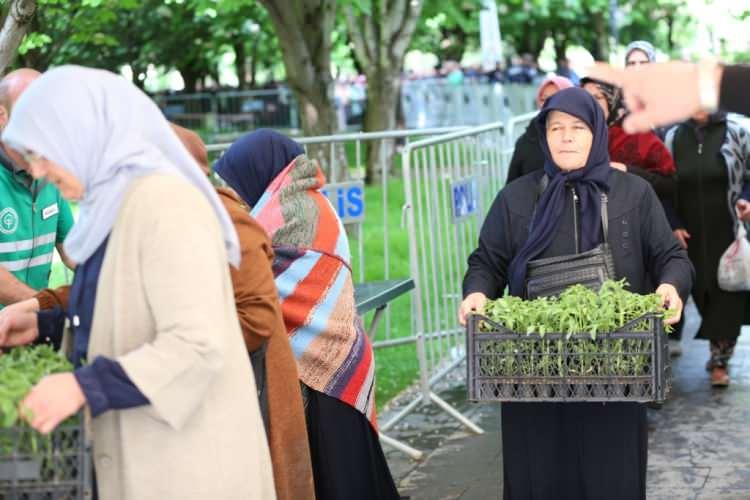 <p><strong>'İYİ G&Uuml;NLERDE T&Uuml;KETMELERİNİ DİLİYORUM'</strong></p>

<p>Vatandaşların yetiştireceği &uuml;r&uuml;nleri sağlıklı g&uuml;nlerde t&uuml;ketmeleri temennisinde bulunan Başkan &Ccedil;olakbayrakdar, "Bu organizasyon, Kayseri&rsquo;de y&ouml;resel adıyla &lsquo;Karahıdır&rsquo; olarak bilinen yerli tohumları yaygınlaştırmak amacıyla yapmış olduğumuz bir etkinliktir.&nbsp;</p>

