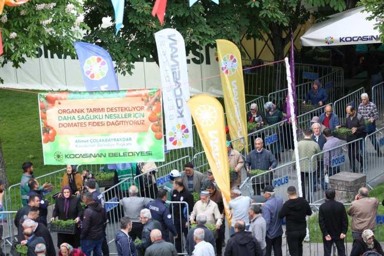 <p>Bununla birlikte doğal yaşamı &ouml;zendirmek de bunun bir par&ccedil;asıdır. &Ccedil;&uuml;nk&uuml; vatandaşlar bu domates fidelerini kendi bağ ve bah&ccedil;elerine ekerek, kendi &uuml;r&uuml;nlerini kendileri yetiştiriyorlar.</p>
