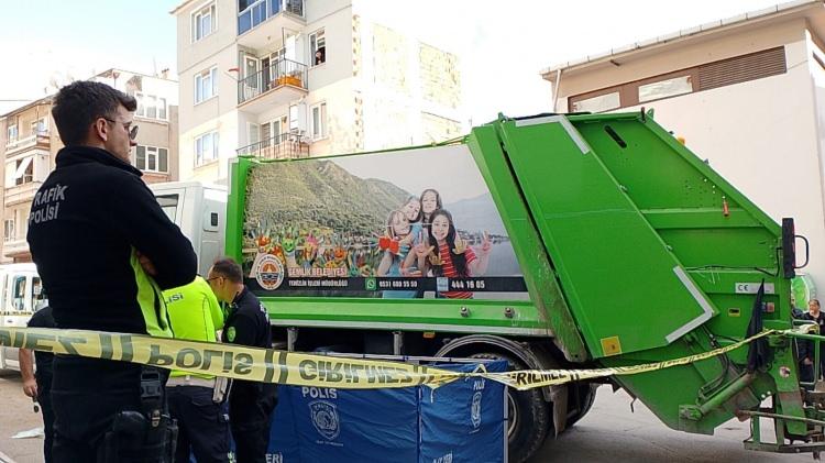 <p>Çöp kamyonunun sürücüsü gözaltına alınırken, olayla ilgili soruşturma başlatıldı. </p>
