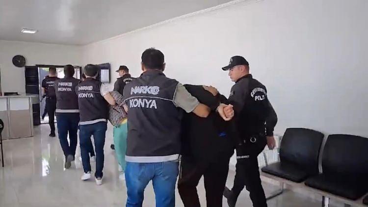 <p>Konya’da psikiyatri uzmanı doktor Ferit Karaduman, para karşılığı yazdığı reçetelerle uyuşturucu ticareti yaptı. Ekiplerin yaptığı operasyonla Karaduman dahil 36 kişi tutuklandı. </p>

<p> </p>
