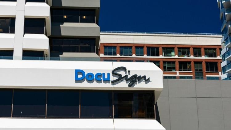 <p><strong><span style="color:#B22222">DOCUSİGN</span> | YÜZDE 6</strong></p>
<p> </p>
<p>Dijital imza hizmeti sunan DocuSign, yeniden yapılanma kapsamında iş gücünü yüzde 6 azaltacağını açıkladı.</p>