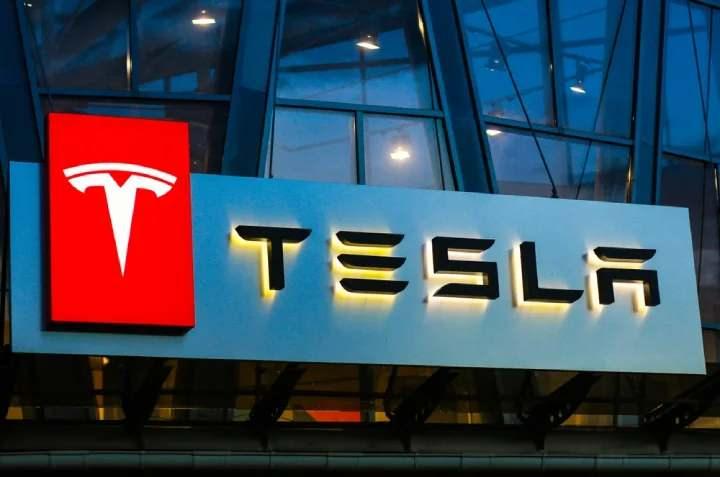 <p><strong><span style="color:#B22222">TESLA </span> |  14 BİN ÇALIŞAN</strong></p>

<p> </p>

<p>Elektrikli otomobil şirketi Tesla'nın da maliyetleri azaltmak için iş gücünün yüzde 10'undan fazlasını işten çıkaracağı ve bundan yaklaşık 14 bin çalışanın etkileneceği bildirildi.</p>
