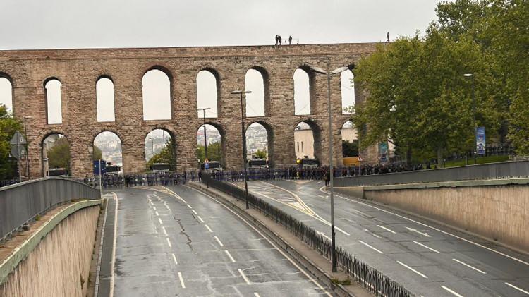 <p>İETT, metrobüs hattında Çağlayan, Mecidiyeköy ve Zincirlikuyu duraklarında yolcu indirme ve bindirme yapmayacak, otobüs hattındaki seferler ise planlandığı şekilde devam edecek.</p>
<p> </p>