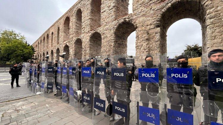 <p>Düzenleme doğrultusunda ayrıca, İSPARK'ın işlettiği Taksim, Şişhane, Kabataş, Mecidiyeköy, Şişli, Saraçhane, Beşiktaş Meydan ve Dolmabahçe civarındaki otoparklar boşaltılacak, araç parklarına müsaade edilmeyecek.</p>