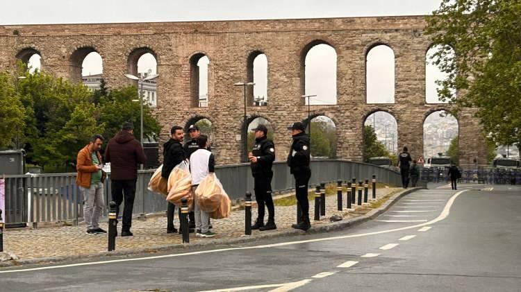 <p>Ayrıca, Beyoğlu, Beşiktaş, Şişli ve Fatih ilçelerinden Taksim Meydanı'na çıkan güzergahlar ile yakın çevresindeki tüm cadde ve sokaklarda araç parkına izin verilmedi. </p>