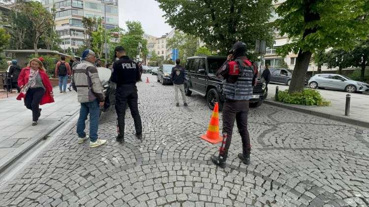 <p>Yoğun güvenlik önlemlerinin alındığı noktalardan geçenlerin üstleri arandı. </p>