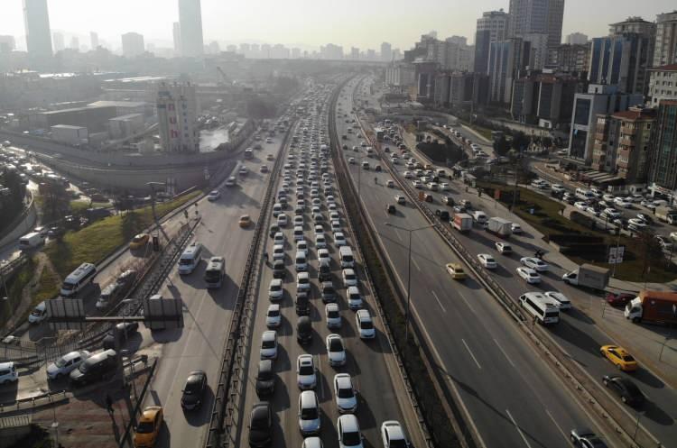 <p>İstanbul'un kronik sorunlarının başında trafik geliyor... </p>
