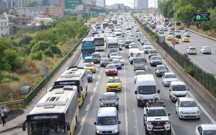 <p>Karaismailoğlu, İstanbul'da ara&ccedil; sayısının 5,45 milyona &ccedil;ıktığını belirterek, <strong>"Ara&ccedil; sayısındaki artış devam edecek. İyi planlama yapmak lazım. Toplu taşıma &ccedil;alışmaları yapıp raylı sistemlerin trafikteki payını artırmak lazım. Bazı &ouml;nemli noktalarda farklı trafik modellerini uygulamak gerekiyor. Yoksa hayat yaşanmaz hale gelir."</strong> değerlendirmesinde bulundu.</p>

<p>​</p>

