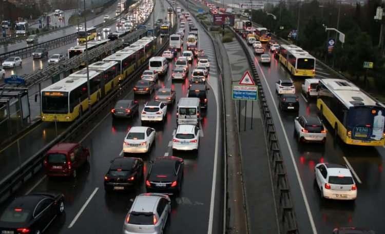 <p>Kuzey Marmara Otoyolu, Avrasya T&uuml;neli ve Osmangazi K&ouml;pr&uuml;s&uuml; gibi projelerin &uuml;lkeye katkısına da değinen Karaismailoğlu, daha sonra stantları ziyaret etti.</p>

<p>&nbsp;</p>
