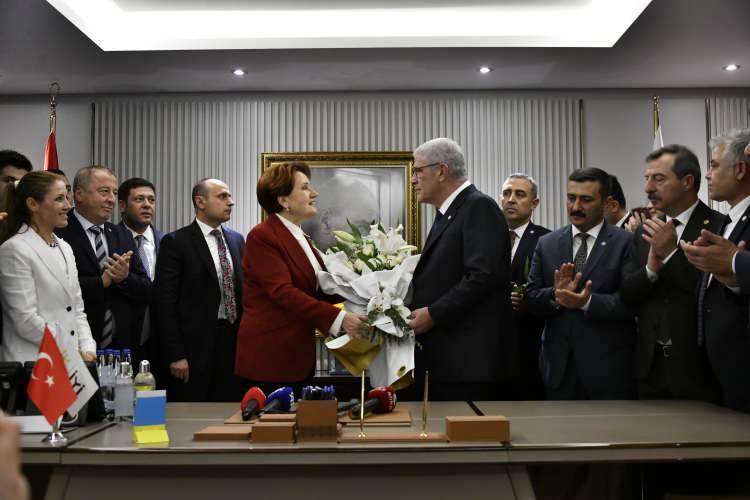 <p>Kurumsallığı oluşan bir siyasi parti olduklarını belirten Akşener, "Ben Genel Başkanımız Müsavat Dervişoğlu'na bir sandalye devretmiyorum, bir birikimi de devrediyorum. Bu hepimizin ortak birikimi." dedi.</p>
<p> </p>