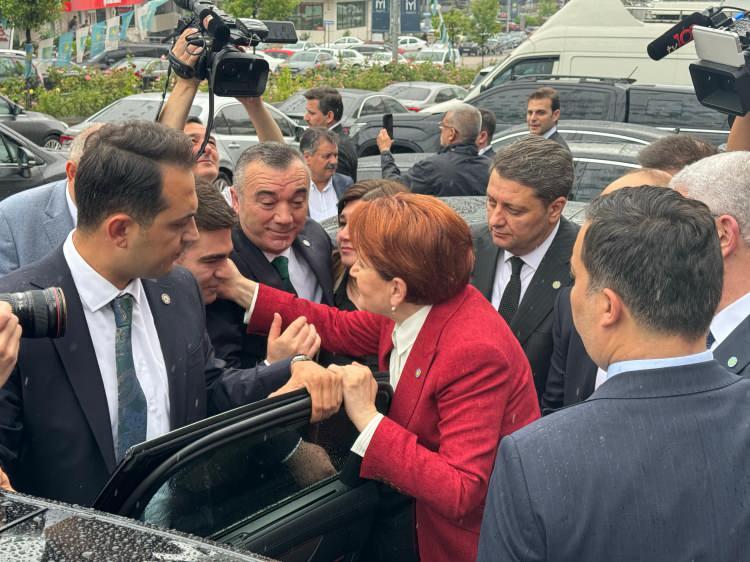 <p>Partideki kurultayın ardından Genel Başkanlığa seçilen Müsavat Dervişoğlu, düzenlenen devir teslim töreniyle birlikte Akşener'den görevini devraldı. </p>
<p> </p>