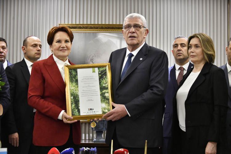 <p>Heyetler arasında yapılan yaklaşık 10 dakikalık görüşmenin ardından Meral Akşener, bir çiçekle birlikte genel başkanlık mazbatasını Dervişoğlu'na teslim etti.</p>
<p> </p>