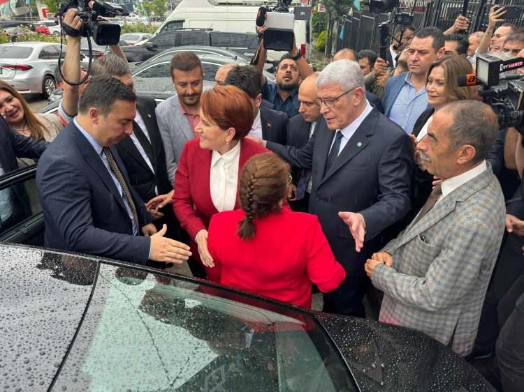 <p>Devir teslimin ardından Müsavat Dervişoğlu, Meral Akşener'i partililerin alkışları arasında aracına kadar uğurladı. Akşener, kapıda partililerle vedalaştı.</p>
<p> </p>