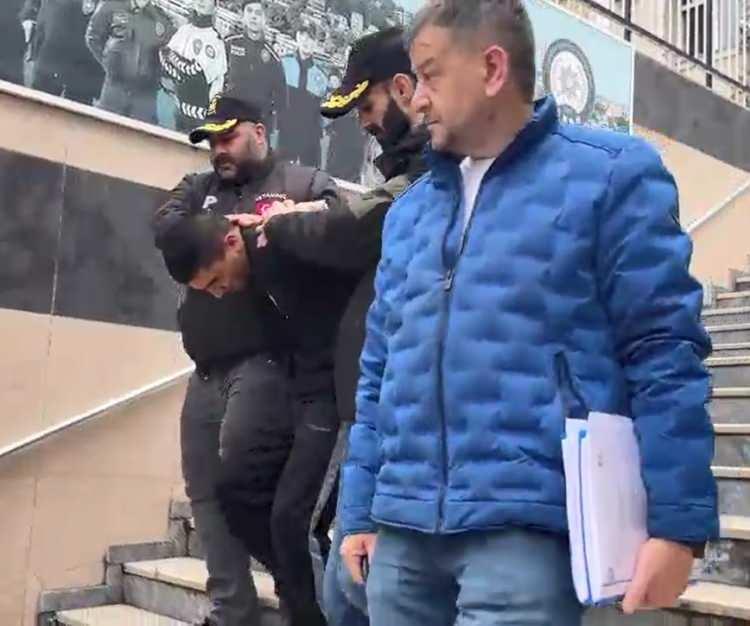 <p>Şüphelinin üzerinde beyaz ayakkabı, siyah kapüşonlu polar ve siyah eşofman olduğu da fark ediliyor. Polis bu görüntülerin izini sürerek kısa sürede şüphelinin kimliğini tespit etti.</p>
