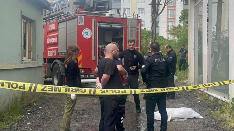 <p>Tekirdağ'ın Çorlu ilçesinde bir evde çıkan yangında 3 yaşındaki Cihangir Taşdelen öldü, ağabeyi 5 yaşındaki Enver Taşdelen ise ağır yaralandı.</p>

<p> </p>
