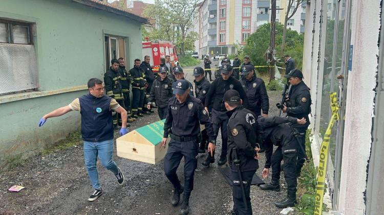 <p>İtfaiye ekiplerinin söndürdüğü yangının ardından savcı ve polis ekipleri evde incelemede bulundu.</p>