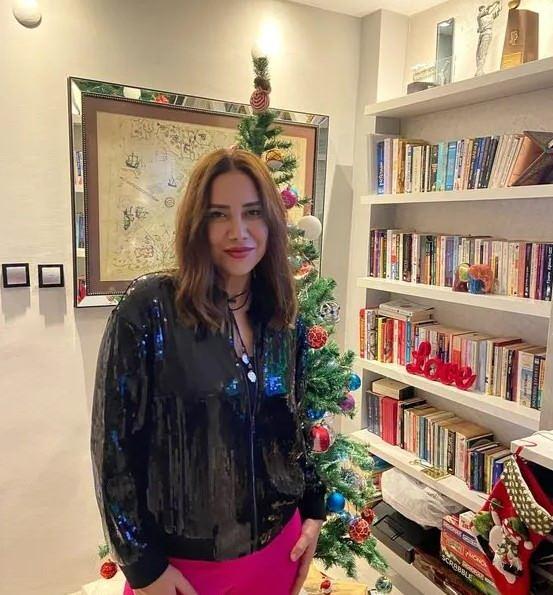 <p><span style="color:#800080"><strong>KAPICI DAİRESİ</strong></span></p>
<p>Dilekçede <strong><em>"Daire, iddia edildiği gibi keyfi sürülebilecek, gözde ve lüks bir yaşam alanı değildir"</em></strong> denildi ve dairenin 69 yıllık ve yıkılma riskinin çok yüksek olduğuna dikkat çekildi. Tanyolaç, <strong><em>"Ölümle burun buruna yaşıyorum"</em></strong> dedi. Ayrıca giriş katta bulunan dairenin özelliklerini sıralayan Tanyolaç, mahrem alanının çok kısıtlı olduğunu, ona güvenli bir yaşam alanı sağlamadığını ifade ederek dairenin aslında kapıcı dairesi olduğunu vurguladı.</p>